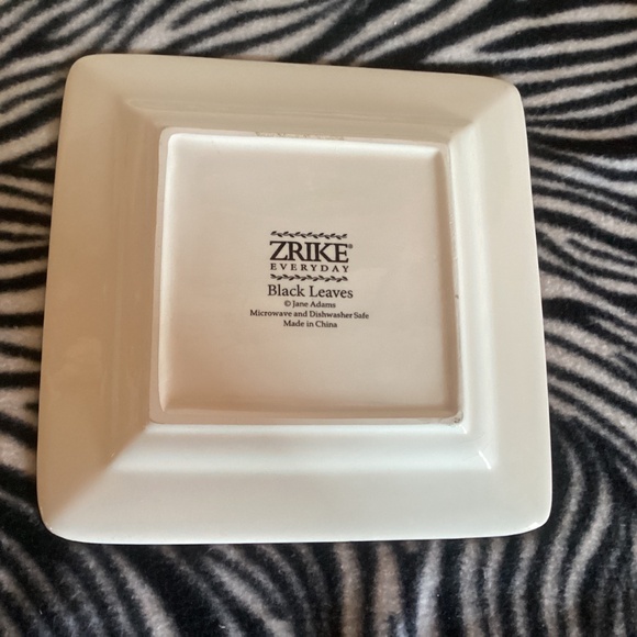 2 ZRIKE Everyday Black Leaves platters - 11x11 and 9x9 - Picture 5 of 6